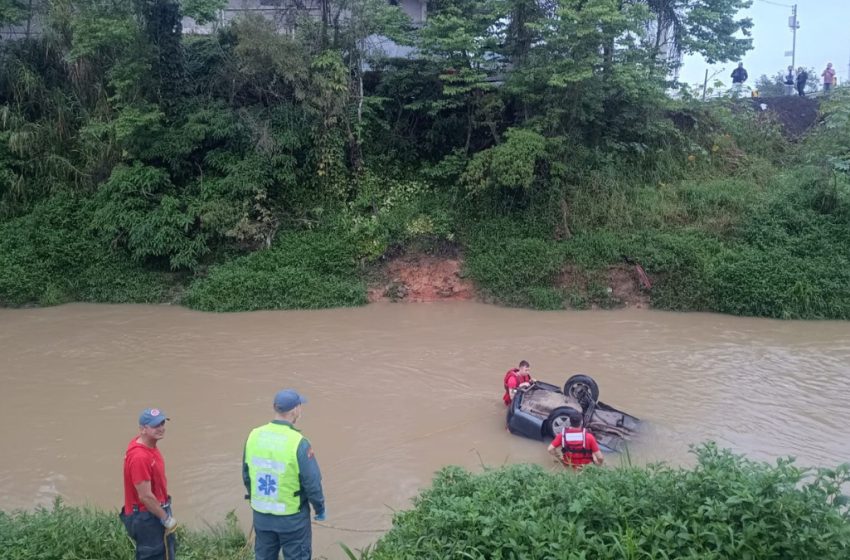  TRAGÉDIA: Pai e mãe morrem em acidente e filho escapa após carro cair no rio