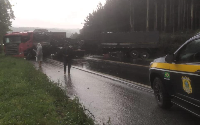  Colisão seguida de tombamento interdita a BR-280 na tarde desta quarta-feira