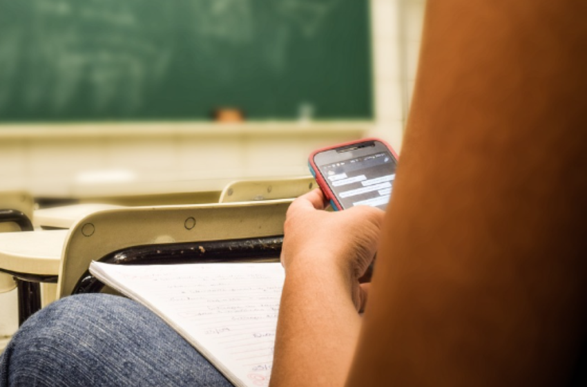  Comissão de Educação aprova projeto que proíbe celular em escolas