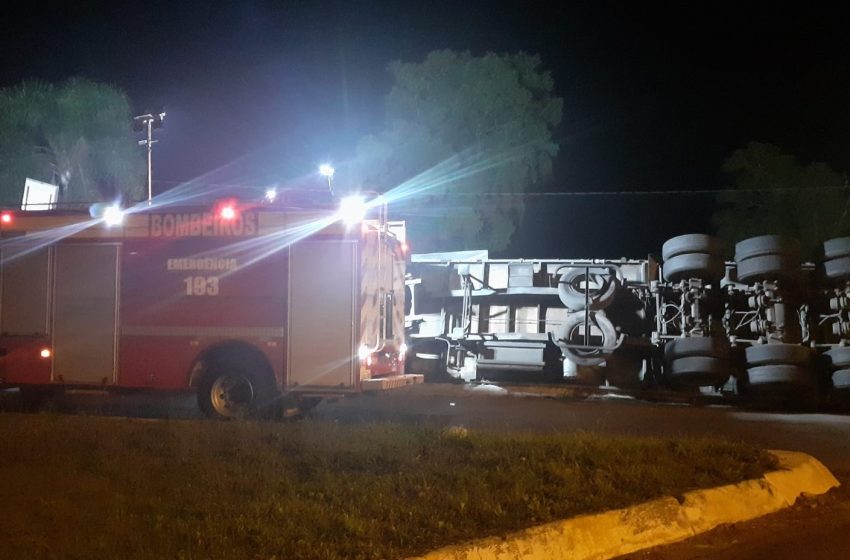  Caminhão de carga tombou na BR-280 ontem