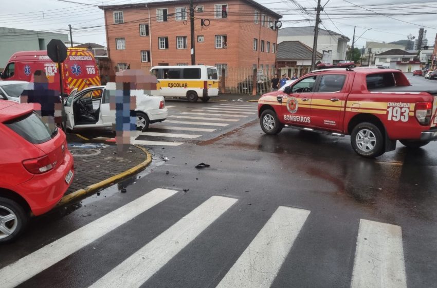  Mulher é conduzida ao Hospital após acidente