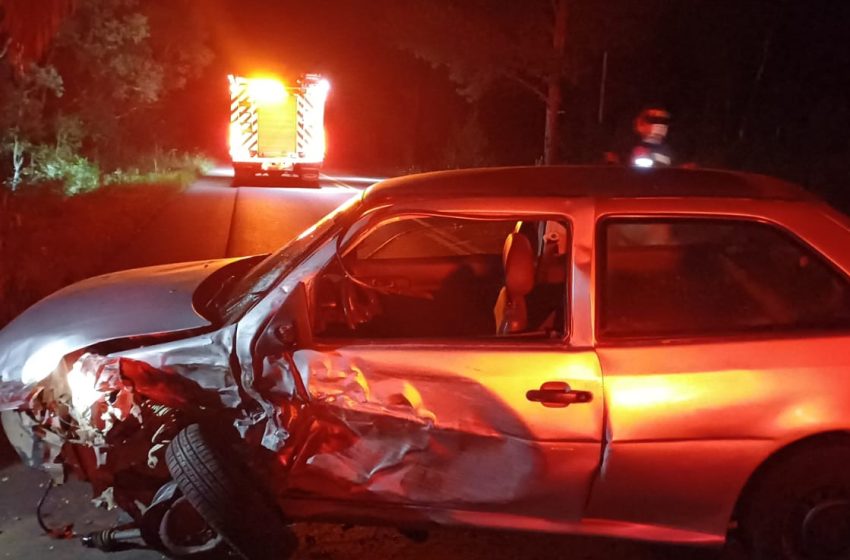  Carro e carreta colidem na BR-280