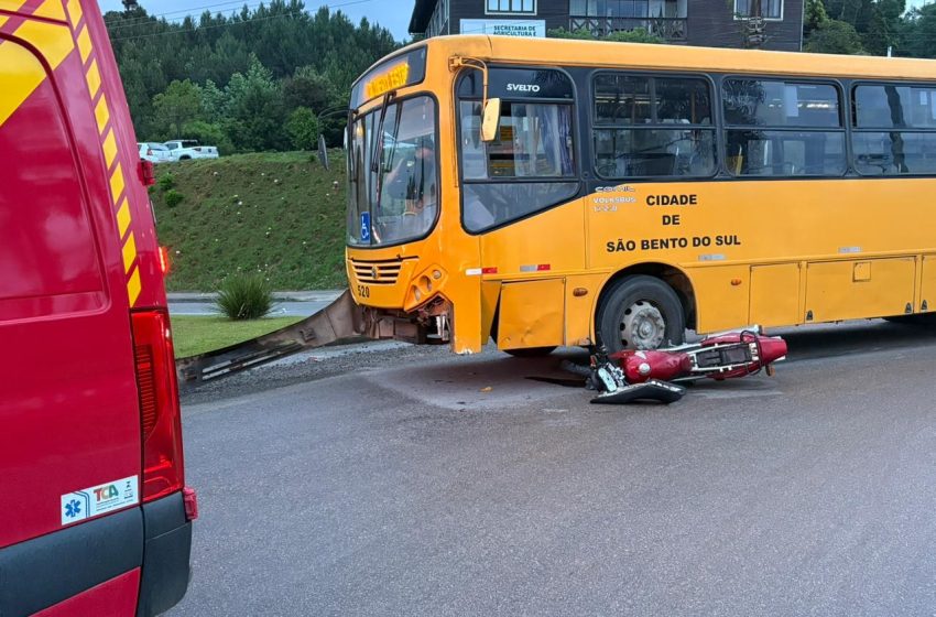  Ônibus e moto colidem na SC-418