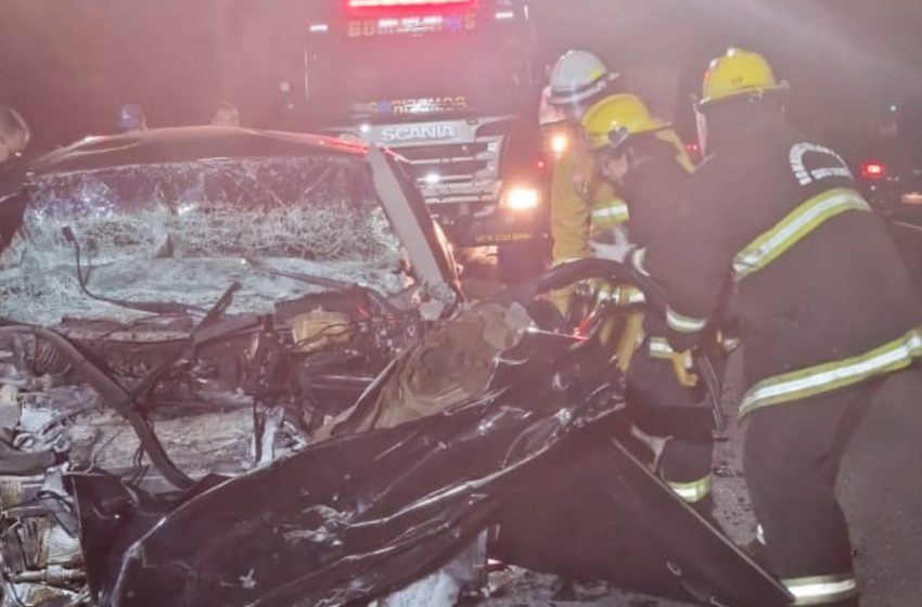  Mulher morre em acidente envolvendo carreta e carro na 470