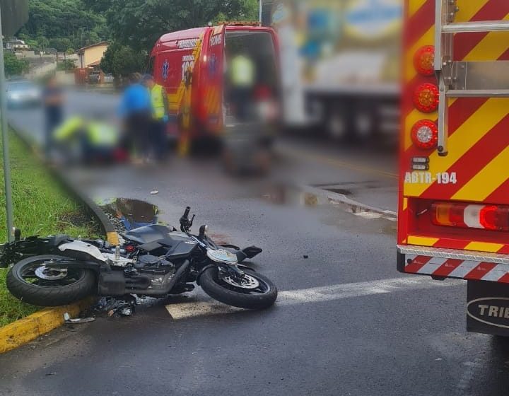  Caminhão e moto colidem na manhã desta terça-feira