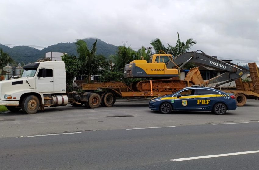  Carreta transporta escavadeira solta na BR-280