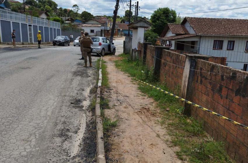  Carro colide em Poste em Serra Alta