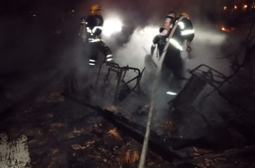  Galpão abandonado é destruído pelo fogo