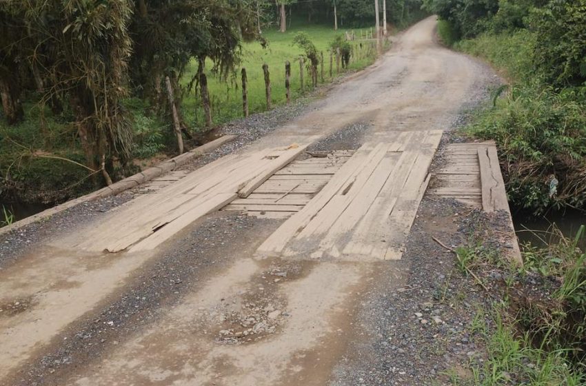  Troca de ponte na Estrada Pessegueiros